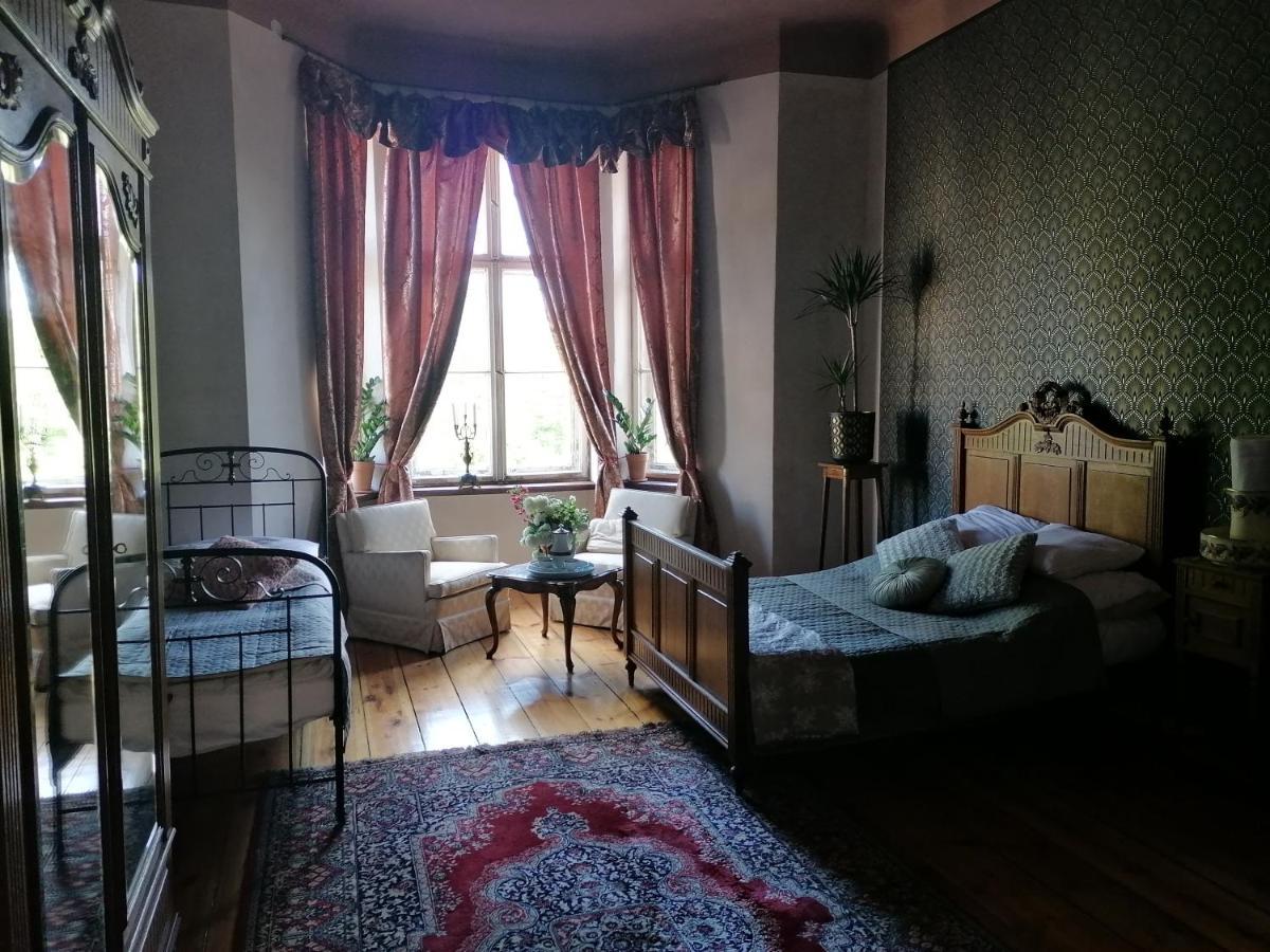 Palac Paprotno Karnice Екстериор снимка