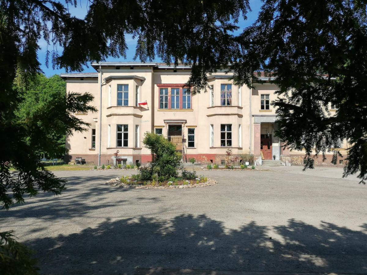 Palac Paprotno Karnice Екстериор снимка