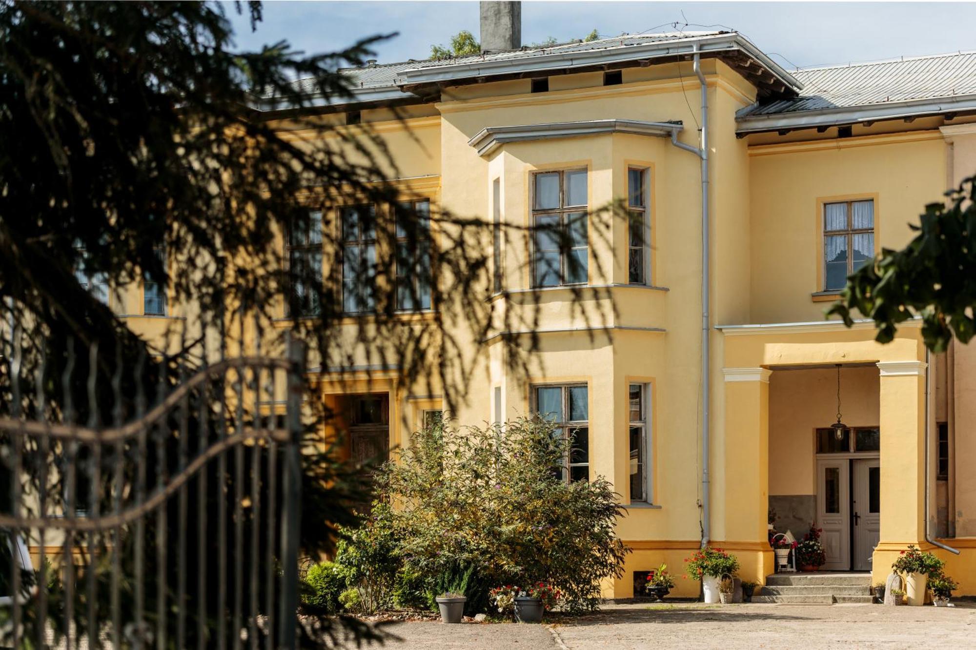 Palac Paprotno Karnice Екстериор снимка